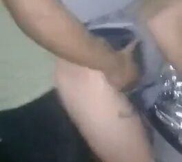 Esposa morena cavalgando no carro enquanto o amante soca forte e grava tudo