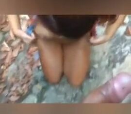 Esposa morena liberando o cuzinho na cachoeira e gemendo alto