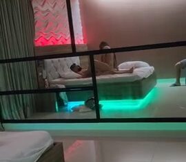 Esposa morena safada sentando gostoso no amigo com o corno vendo