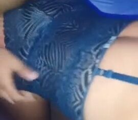 Esposa ninfeta de lingerie azul cavalgando forte na frente do corno