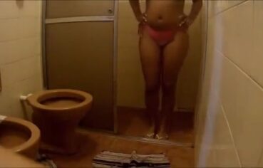 Esposa safada exibindo o corpinho no banho para o encanador com câmera escondida
