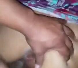 Esposa safada peladinha exibindo o bucetão e tomando rola do marido