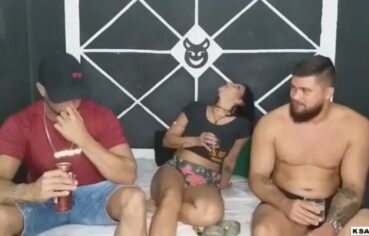 Esposa safada provoca ménage com amigo enquanto corno observa