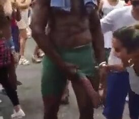 Esposa sapeca tirando foto com a bengala do negão no Carnaval