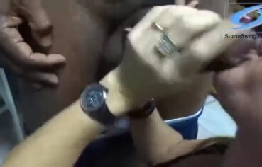 Esposa tarada faz ménage com dois negões gigantes enquanto marido grava