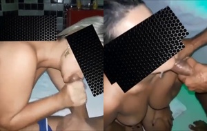 Esposinha safada levando uma gozada na boca enquanto o marido filma tudo com o amigo