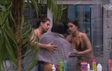 Flayslane ficou bêbada e as amigas ajudaram dando banho nela, mas acabou pagando peitinho ajeitando a toalha