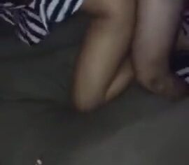 Gabi safada sendo comida pelo amigo enquanto o marido grava