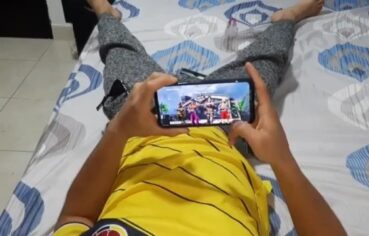 Gamer safada chupando a rola do namorado enquanto joga Free Fire