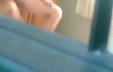Garoto taradão flagra irmão comendo namorada ninfeta no quarto