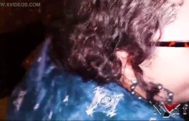 Gordinha de óculos chupando gostoso na van até engolir tudo