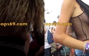 Gostosa de peitos de fora dançando sensual na rave e chamando atenção dos machos