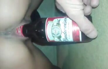 Gostosa tarada se masturbando com garrafa de cerveja e gemendo alto