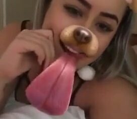 Gostosinha exibindo a bunda sem calcinha no snap pro ficante