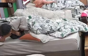 Isabela Silva e Camila Oliveira pagando peitinho