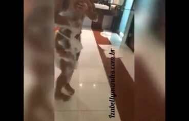 Izabelly Mendes peladinha na banheira se exibindo e provocando com tesão