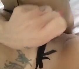 Josiane exibindo a buceta apertada com piercing enquanto se masturba de lingerie