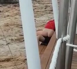 Jovem casal dando uma trepada na praia ao amanhecer flagrado pelo garçom