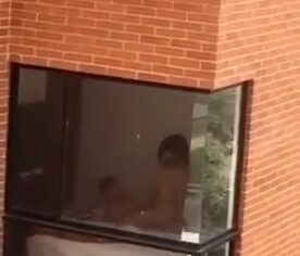 Jovem peituda quicando na rola do ficante e flagrada pelo vizinho