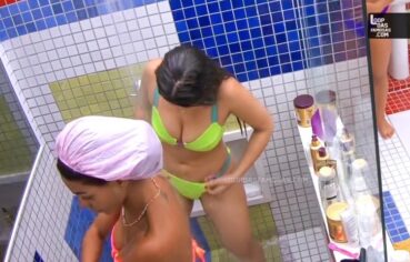 Laís Caldas mostrando a bucetinha rosada no banho do BBB22