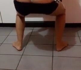 Liliane Ninfeta Deliciosa Faz Strip ao Som de Funk Enquanto Amiga Filma