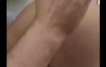 Loira gostosa fudendo gostoso e gemendo até gozar na pica