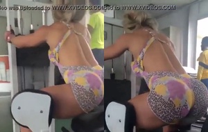 Loira gostosa malhando na academia smart fit com roupa sexy e se exibindo de forma excitante
