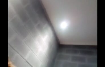 Loira ninfetinha argentina chupando rola com tesão até gozar na boca