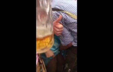 Loira peituda fudendo no meio da festa de Oktoberfest até gozar alto
