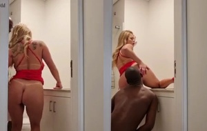 Loira safada dando pra um negão no banheiro até gritar de tesão
