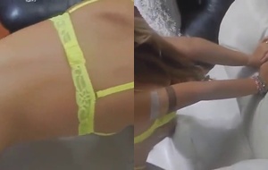 Loira safada de cabo frio exibindo lingerie sensual de quatro enquanto o parceiro filma