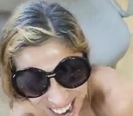 Loira safada de óculos mamando gostoso até levar porra na cara
