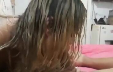 Loira safada pelada no banho chupando o pau do Hugo antes de sentar gostoso