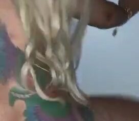 Loira tatuada de rabo gigante sentando forte de costas no parceiro até gozar