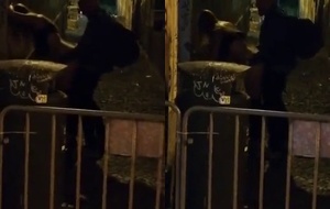 Loira tesuda sendo comida por negão em beco de Porto ao ar livre