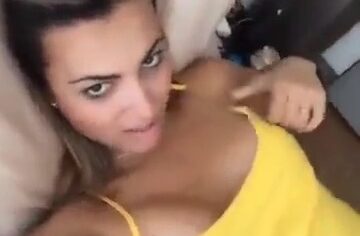 Loirinha exibida masturbando a buceta rosada em vídeo selfie vazado