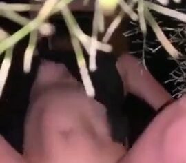 Loirinha gostosa dando o cu ao ar livre e gemendo de prazer