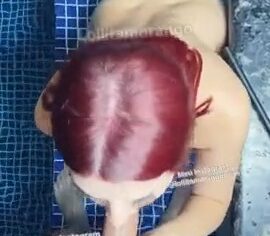 Lollita Morango chupando gostoso na banheira do motel até engolir tudo