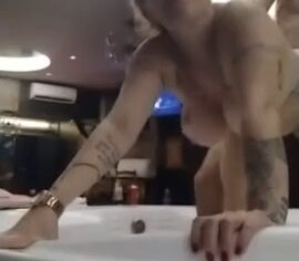 Luana milf safada sentando forte na rola dura na banheira até gozar