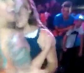 Mãe e filha safadas bebendo vodka e pegando os tarados na balada