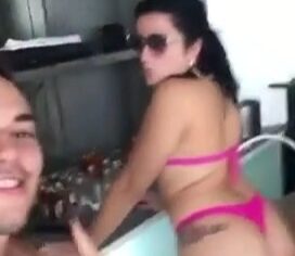 Malandro metendo forte em duas amadoras cachorras no sofá da sala