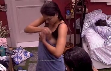 Mari Gonzales exibe peitos após puxar a blusa em cena quente