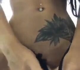 Mayara tatuada exibindo os peitos e fazendo carinha de safada em vídeo caseiro