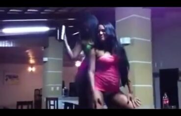 Mc Jeisse Ferrari Solta a Dança Sensual Festa Bêbada e Tira a Roupa
