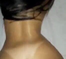 Morena bronzeada de quatro no motel levando rola grossa e gemendo alto