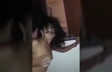 Morena Carioca da Zona Norte Transando com Dois Enquanto um Mete o Piru na Buceta Dela e Ela Mama o Amigo