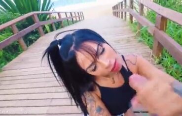 Morena cavalona mamando com tesão na beira da praia