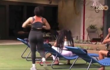 Morena deliciosa de rabo gigante cavalgando forte no sofá até gemer alto