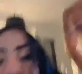 Morena gostosa em ménage com amiga chupando e cavalgando