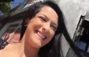 Morena gostosa exibindo a xota com piercing na rua de saia e sem calcinha